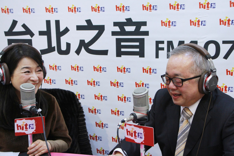 前行政院長林全接任台灣東洋藥品董座一職，引發外界批評為「門神」。對此，行政院副院長施俊吉（右）表示，這樣的批評要有些節制。   圖：Hit Fm《蔻蔻早餐》製作單位/提供