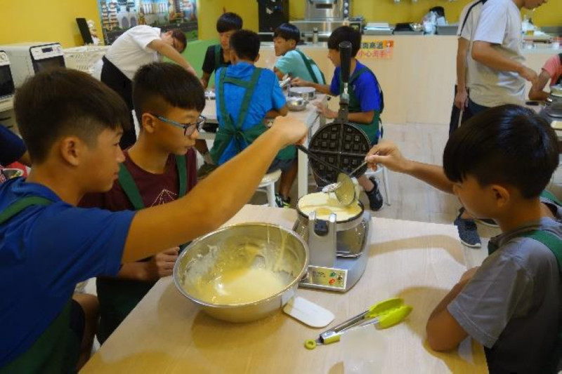 臺中市清水國中餐旅群，案排馬鬆餅製作，讓學生體驗糕餅製作。   圖:教育部／提供