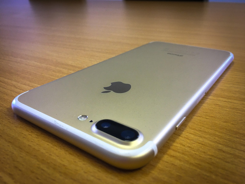 iPhone 7 在全球販售，近日傳出有些型號手機經常斷線，蘋果將免費召修。   圖：翻攝Pixabay