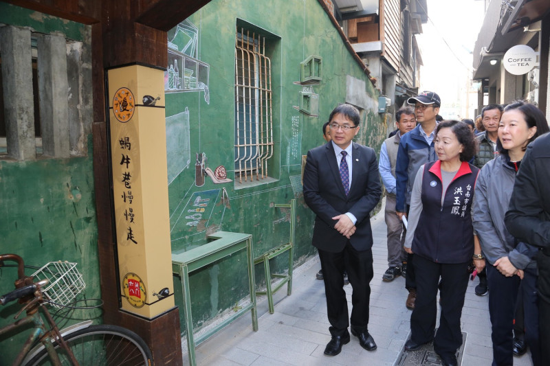 台南市長李孟諺走訪視察「蝸牛巷」。   圖：台南市政府/提供