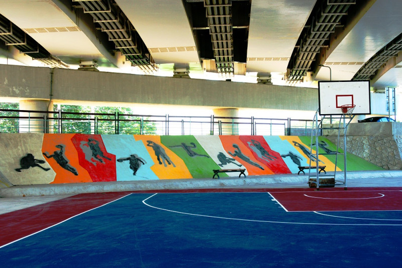 社子大橋下籃球運動廣場，位於社子大橋社子島端堤外，以嶄新面目再次登場。   圖：台北市政府/提供