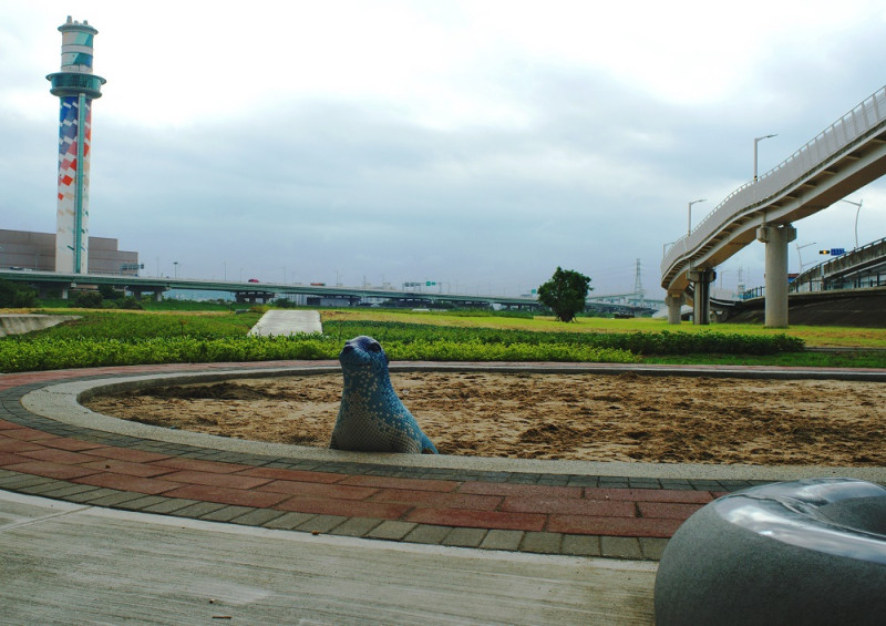 社子大橋旁，新增一個魔法沙坑，裡面有可愛的海獅、呆呆的海龜等童趣動物擺設。   圖：台北市政府/提供