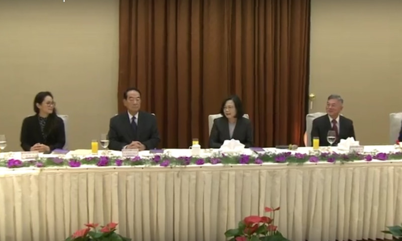 總統蔡英文16日中午宴請台灣出席APEC代表。   圖：總統府提供