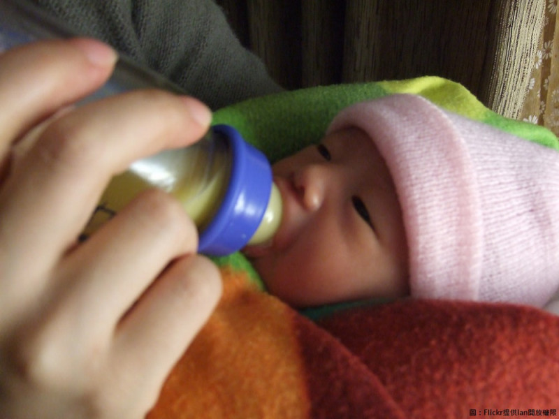 衛福部鼓勵以母乳哺育為優先。   圖：Flickr提供lan開放權限