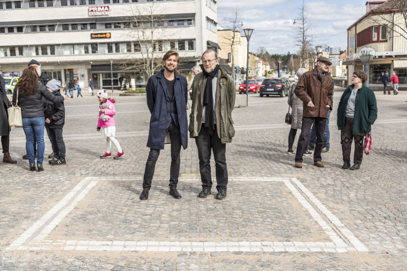 《抓狂美術館》電影中最重要的主角—「廣場」，是一正方形地面裝置藝術，作品2015年於瑞典的韋納穆設計博物館展出，由導演魯本奧斯倫和製片共同創作完成。   圖：東昊影業提供