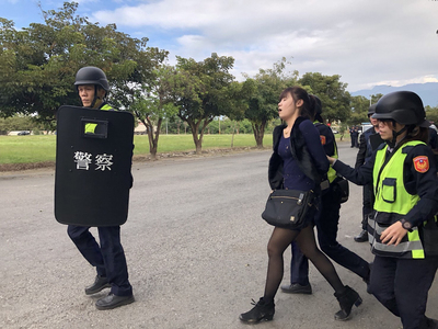 屏東縣內埔警分局16日下午在內埔地區農會進行金融機構防搶演練,全程都採客語,臨場感十足。 圖:內埔警分局提供