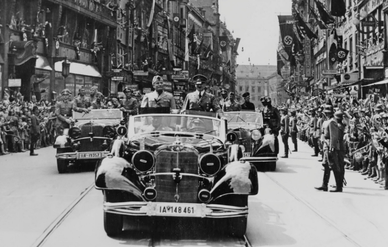 納粹德國元首希特勒（右）乘坐的閱兵禮車，在80年後將在美國亞利桑那州進行拍賣。   圖：翻攝世界拍賣行官網