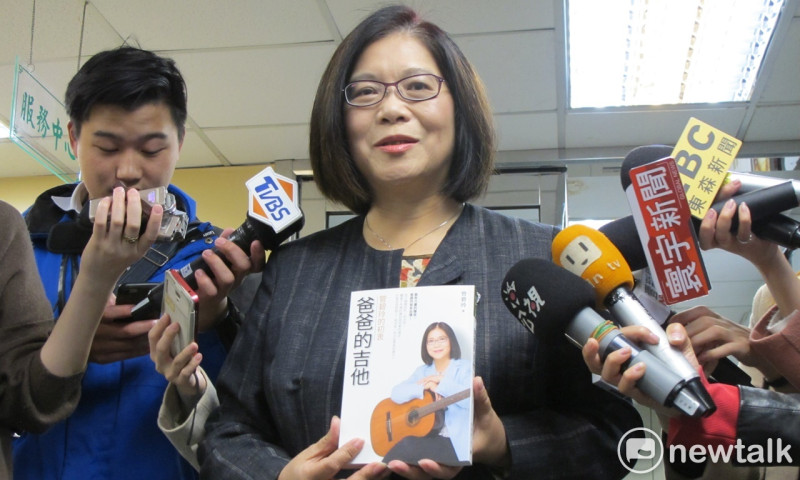 民進黨立委管碧玲17日上午拿著作「爸爸的吉他」一書來登記高雄市長黨內初選。   圖：林朝億/攝