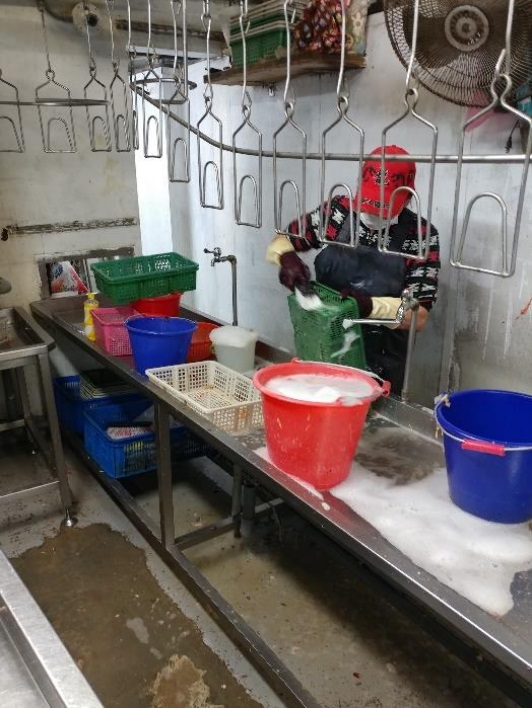屠宰場人員進行完整大消毒去除可能殘禽流感病毒。   圖：台北市政府提供