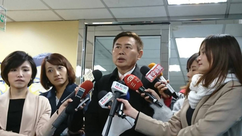 李俊毅前往中央黨部領表登記參選台南市長，並接受媒體訪問。   圖：李俊毅/提供