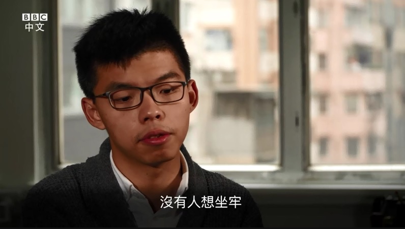 黃之鋒入獄前接受BBC新聞之夜（Newsnight）訪問表示，沒有人想坐牢，但對比起中國的維權人士，他的代價根本微不足道。   圖：翻攝自BBC中文網