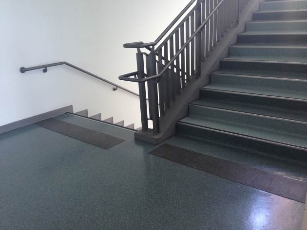 無障礙樓梯-樓梯之踏面採用不同顏色區別，以利視覺障礙者於行進間辨識，增進使用之安全。   圖：內政部/提供