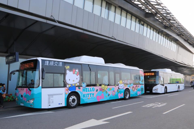 台中市從去年初就有推動環保綠能的「電動公車」，結合如凱蒂貓、布丁狗等卡通主題人物為公車妝點童趣。   圖：翻攝林佳龍臉書