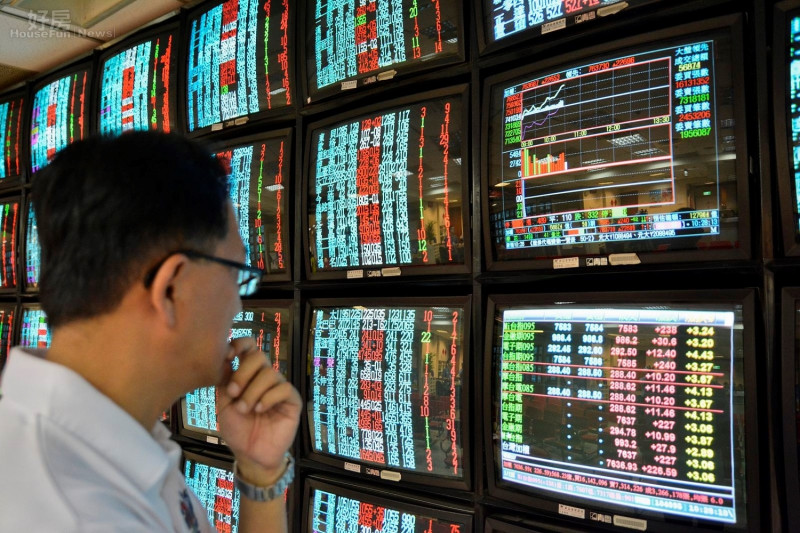 台北股市今天開低走高，收盤漲239.7點，為10045.81點，漲幅2.44%。   圖 : 新頭殼資料照片