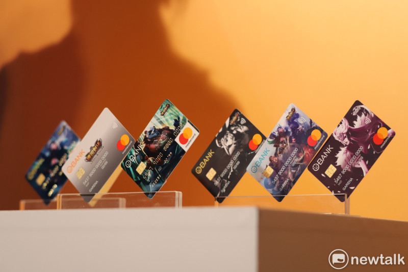 這款聯名簽帳金融卡共有60張英雄卡面，讓玩家能夠自由選擇喜歡的英雄，其中5張具有一卡通電子票證功能的經典款卡面限量發售。   圖：蔡幸秀/攝