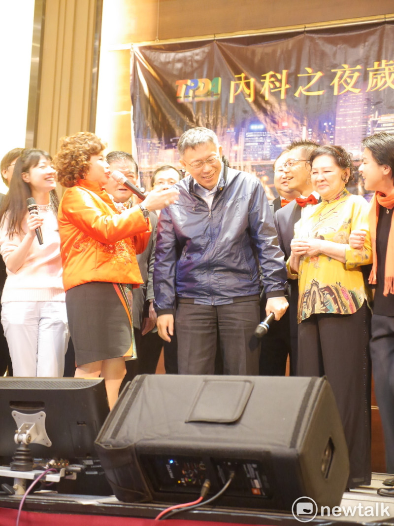 台北市長柯文哲今（18）晚參加內科協會尾牙，大唱《愛拼才會贏》。
   圖：趙婉淳 / 攝