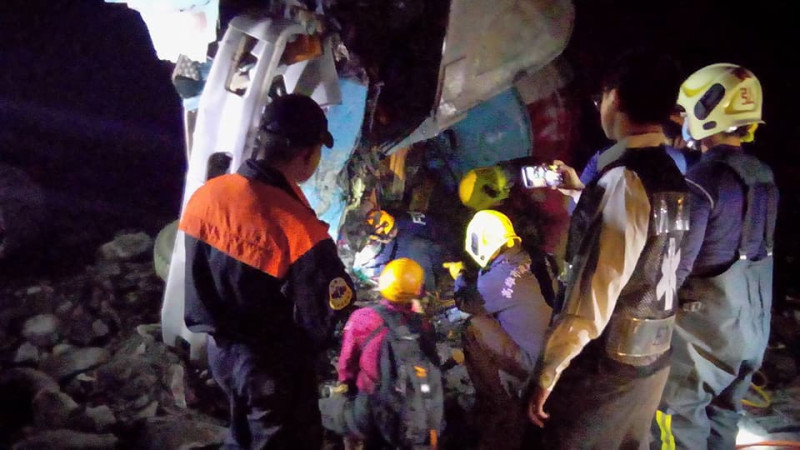 警、消前往南橫公路救援墜谷的預拌混凝土車。 圖:高雄市警局提供