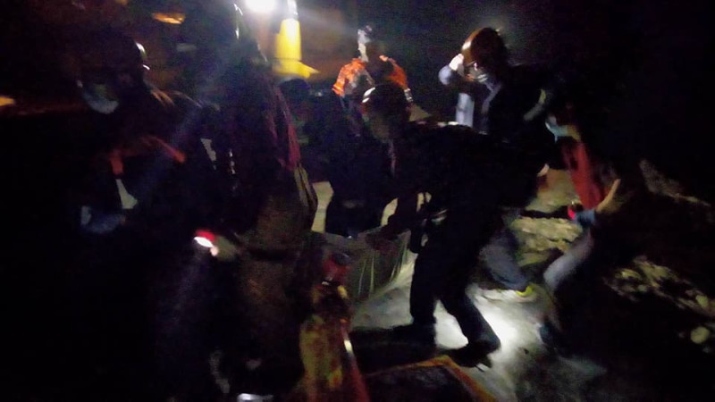 警、消前往南橫公路救援墜谷的預拌混凝土車。 圖:高雄市警局提供