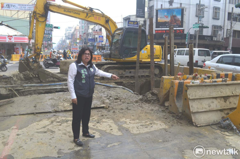 嘉義市議員王美惠對民族路雨水下水道工程期程延宕非常生氣。   蔡坤龍/攝