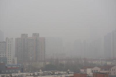 上海市19日中午啟動空氣重汙染藍色預警，市區已陷入一片白茫。   圖 : 中央社