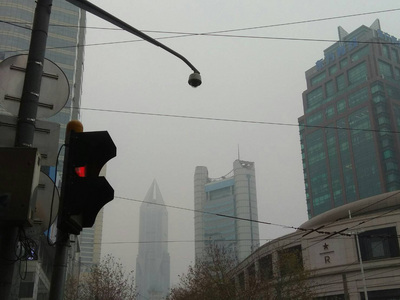 上海市19日中午啟動空氣重汙染藍色預警，預計下午至夜間PM2.5濃度將達到195至230。圖為19日陷入一片白芒的上海街景。   圖 : 中央社