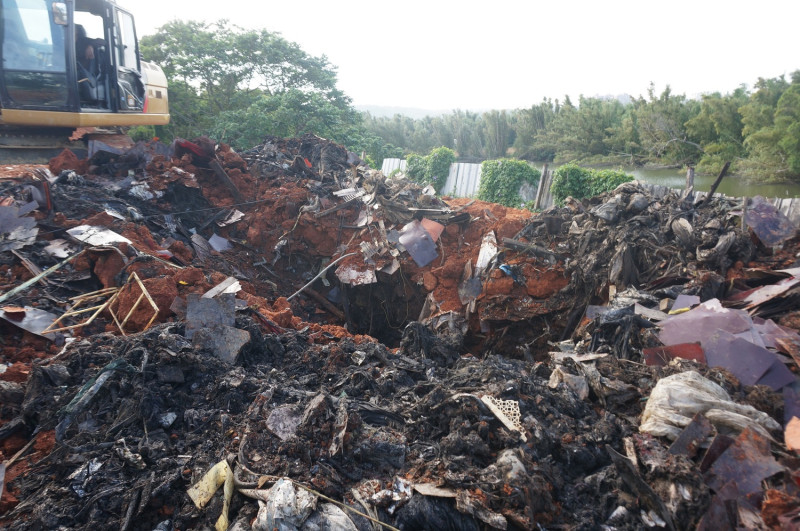 非法棄置掩埋場址開挖出許多違規廢棄物。   圖：環保署/提供