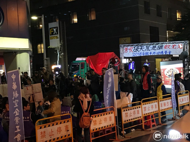 現場聚集近千人，佔據南京東路三段往台北車站方向慢車道二線道。   圖 : 周煊惠 / 攝