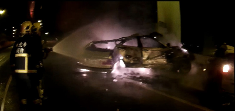 BMW疑超車失控衝撞起火，駕駛慘遭燒死車內，同行乘客幸運逃生。   