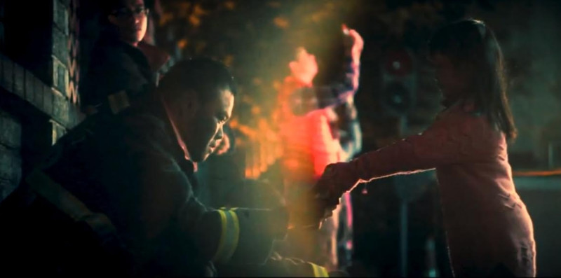 影片結尾小女孩拿飲料給消防員。   圖：台中市政府/提供