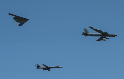 因應西太平洋的情勢，美軍調派精銳轟炸機B-2（左起）、B-1B與B-52H進駐關島。圖同型機。   圖 : 取自美國空軍官網