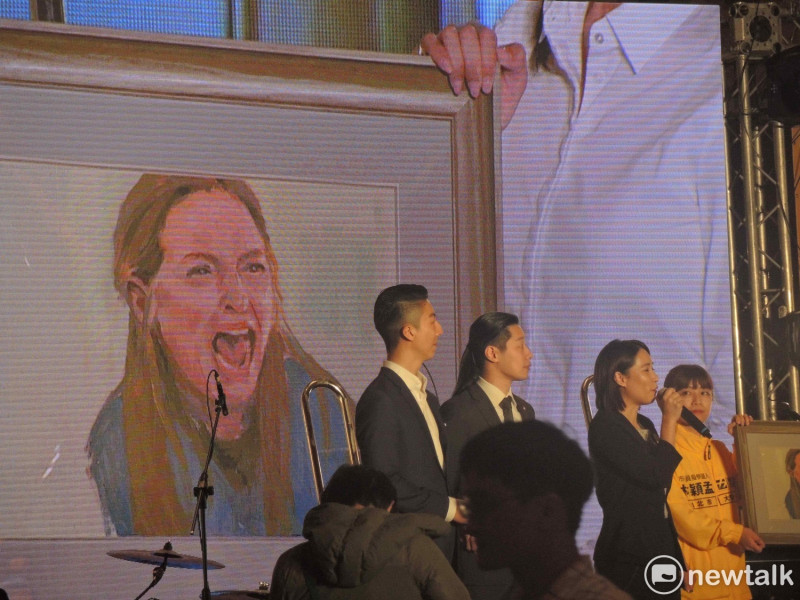 高潞．以用則捐出一幅自己畫的畫，她說這幅油畫是她決定放下記者身份，投入議員選舉前一天所畫的畫，最後以15萬元得標。   圖：黃韋銓/攝