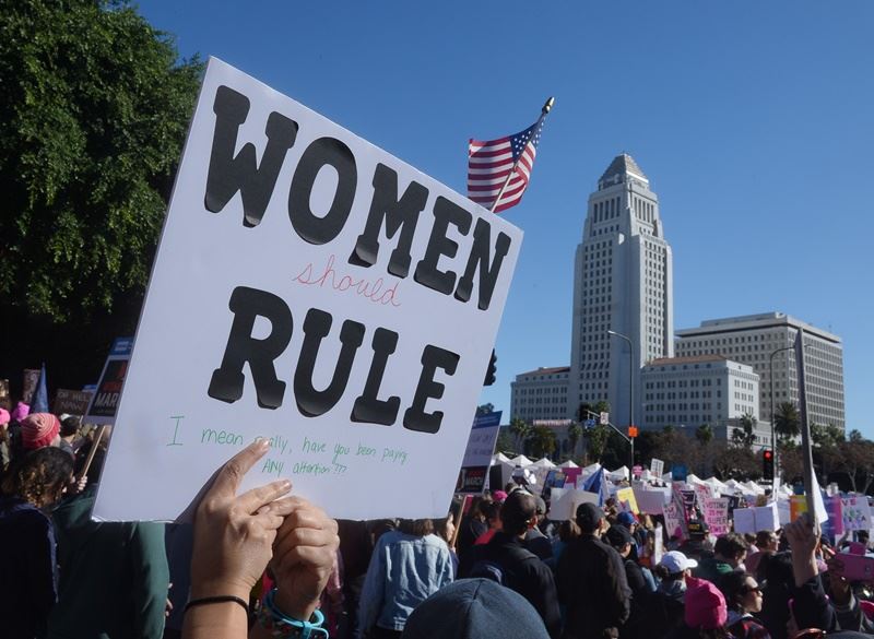 成千上萬女性20日在全美各大城市串聯展開第2屆反川普女性大遊行，洛杉磯市政廳估計有3萬5000人在市中心集會。   （合眾國際社提供）