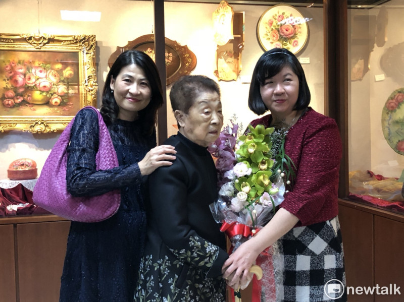 91高齡的王媽媽（中）是師生聯展中的一大亮點，右為指導老師簡淑芬。   圖：唐復年/攝