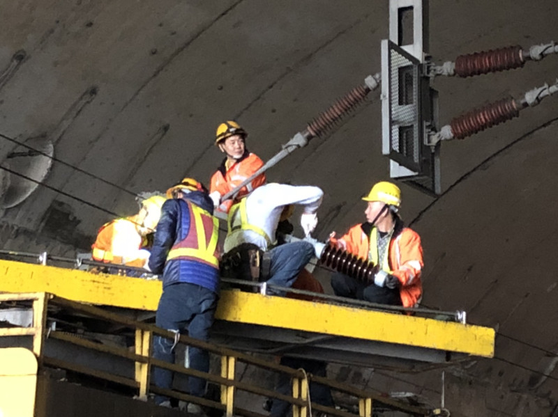 台鐵維修人員正對電車線斷落的部分進行搶修。   圖：台鐵提供