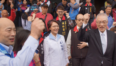 立委蔣萬安宣布不選台北市長，國民黨主席吳敦義（前
右）21日出席國民黨高雄巿黨部小組長授證典禮時受訪
表示，「沒想到他這麼快宣布」。   圖：中央社