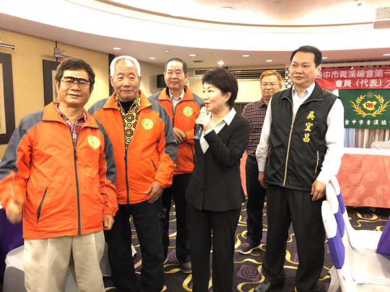 盧秀燕參加大台中青溪總會會員大會時宣布，若當選市長要恢復老人健保補助。   圖：盧秀燕辦公室/提供