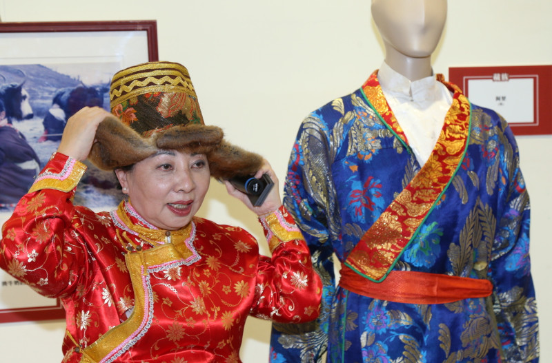 嘉義縣長張花冠戴上藏族傳統毛帽。   圖：嘉義縣政府/提供