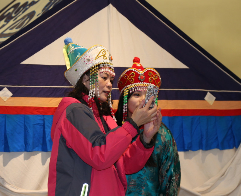 參與展覽的朋友穿著蒙藏服飾在藏族帳蓬前玩自拍。   圖：嘉義縣政府/提供