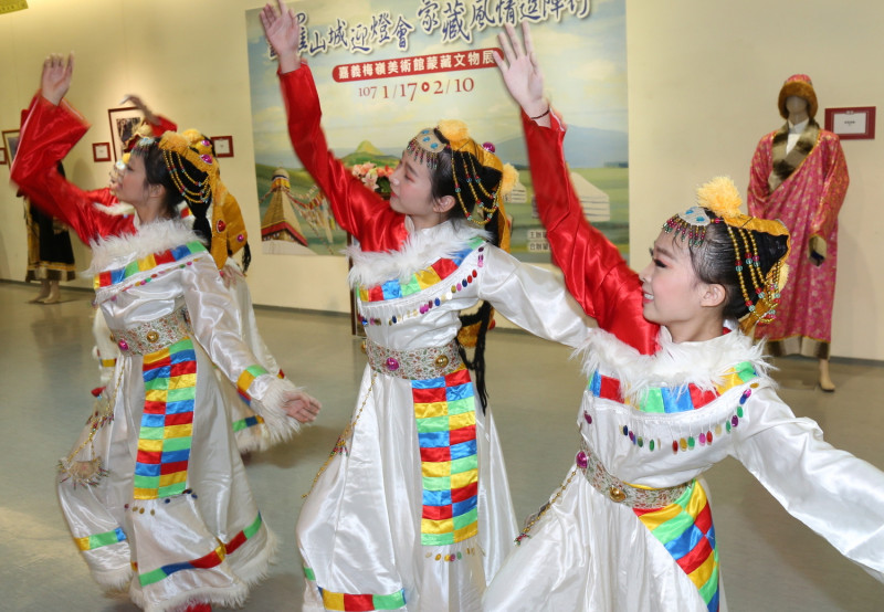 蒙藏舞蹈的服飾亮麗耀眼。   圖：嘉義縣政府/提供