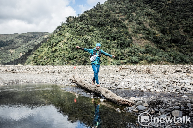 《SUPERACE極地超級馬拉松－台灣站》選手在比賽中想辦法穿越河流。   圖：南仁湖企業小墾丁渡假村 / 提供
