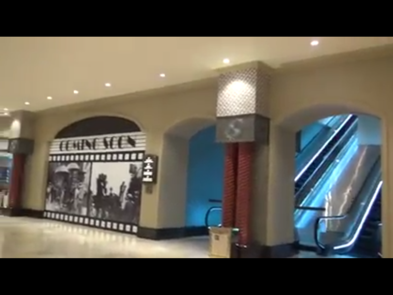 新濠影匯酒店負責人表示，手扶電梯上行至2樓時，有人疑似失去平衡向後跌，撞傷其他人，飯店人員立即按下緊急停止按鈕。   圖：翻攝自Youtube