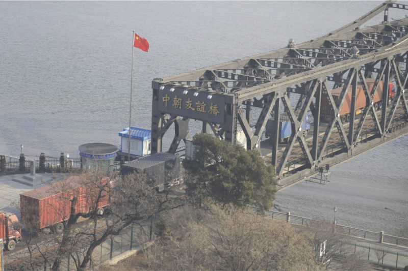 丹東是中國與北韓貿易的主要邊境城市，圖為連結兩國的中朝友誼橋。   圖：達志影像/美聯社