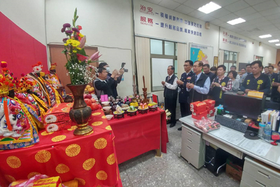 台南市學甲警分局偵破知名廟宇神像下落不明案件後， 21日迎請多尊神像到學甲警分局做客，並上香參拜祈求 轄內治安平穩。   圖：中央社