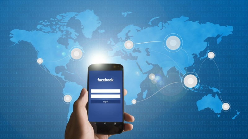 Facebook 是全球知名的社群平台，靠著分析蒐集來的使用者數據賺取廣告利益。   圖：Pixabay