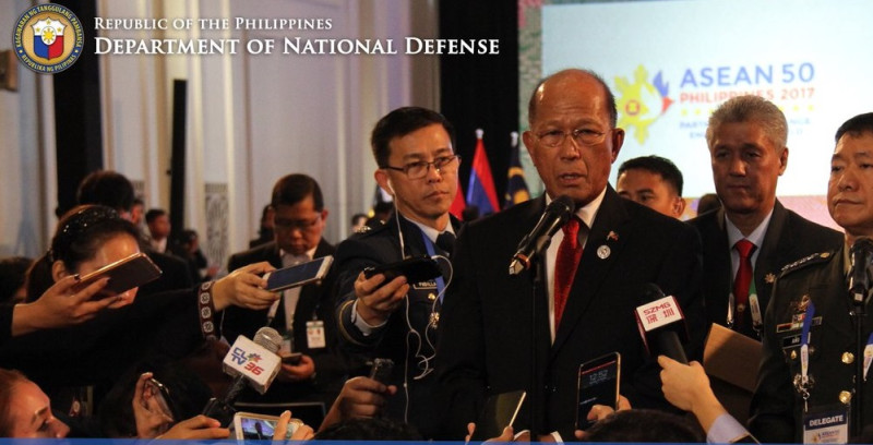 菲律賓國防部長羅倫沙納（中）認為，只要美軍艦艇是「無害通過」，菲律賓不會擔憂。   圖：翻攝洛倫扎納推特