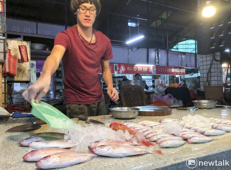 鴨母寮市場內，這位32歲的年輕魚販表示，他已是第四代。   圖 : 張大魯/攝