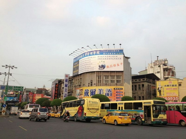 屏東縣政府稅務局表示，符合政府列冊照顧之低收入戶之住宅，納稅義務人可檢具公所核發的低收入戶證明文件，向房屋所在地稅捐機關申請免徵房屋稅，以減輕稅負。圖為屏東中山路。   圖：Flickr bangdoll 開放權限