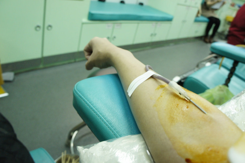 衛生福利部國血國用諮議會委員在今年預計開放成「五年內有男性性行為暫緩捐血」，再逐步開放成「一年」。   圖：呂大山/創用CC 2.0 授權