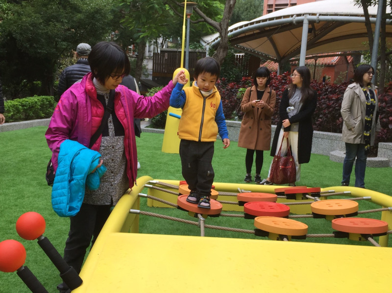 台北市朝陽公園「鈕扣獅」等遊具被家長投訴不安全。   圖：台北市文化局 / 提供