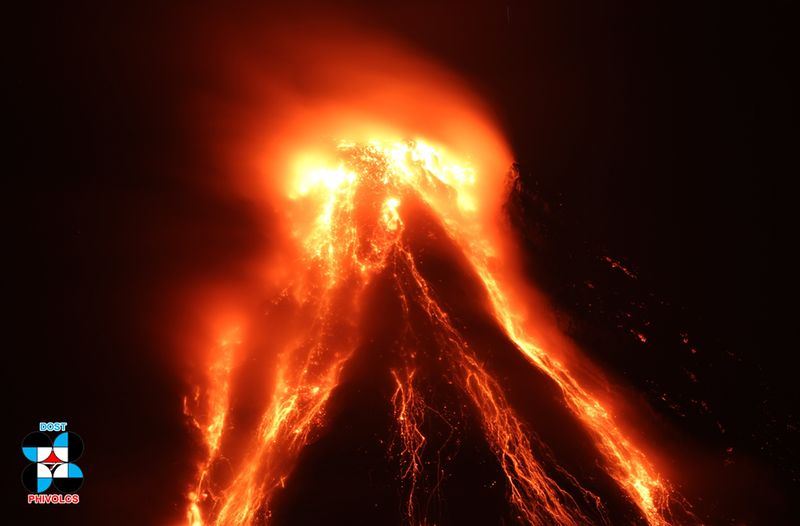 菲律賓馬永火山22日出現熔岩噴發現象，伴隨著高聳火山灰柱。   圖 : 取自菲律賓火山暨地震研究所臉書www.facebook.com/PHIVOLCS